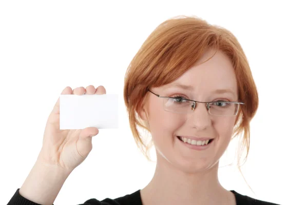 Γυναικείο πρόσωπο κοκκινομάλλα με κενό επαγγελματική κάρτα — Φωτογραφία Αρχείου