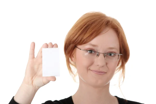 Ruiva Mulher Com Cartão Visita Branco Mão Isolado Sobre Fundo — Fotografia de Stock