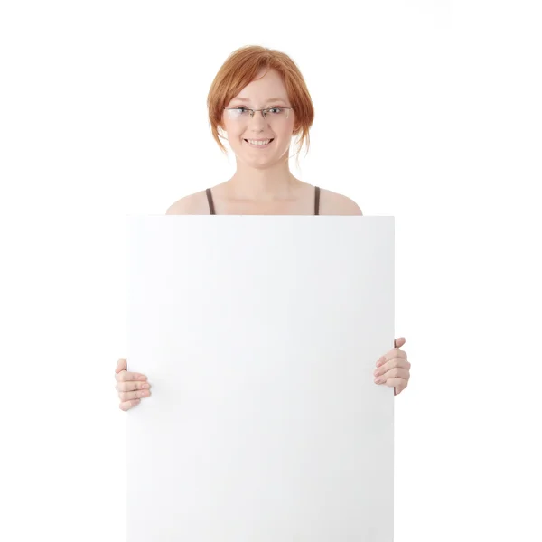 年轻的红发女子与空白板 — 图库照片