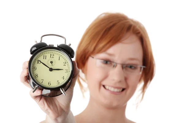 O femeie tânără cu ceas deşteptător — Fotografie, imagine de stoc