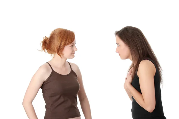 Двое молодых женщин разговаривают — стоковое фото