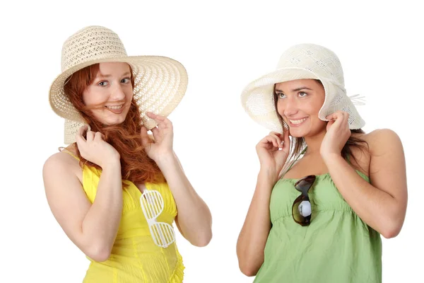 Δύο Φίλες Στο Καλοκαιρινό Φόρεμα Και Καπέλο Πάνω Από Λευκό — Φωτογραφία Αρχείου