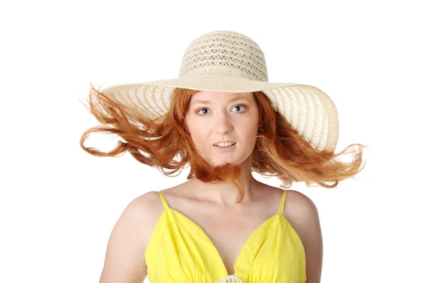 Rusovláska Dívka Žluté Letní Šaty Klobouk Izolované Bílém — Stock fotografie