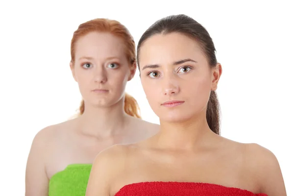 Спа Портрет Двух Женщин Рыжей Брюнетки Изолированы Белом Фоне — стоковое фото