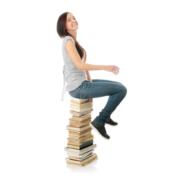 Jovem adolescente mulher sentada em livros — Fotografia de Stock