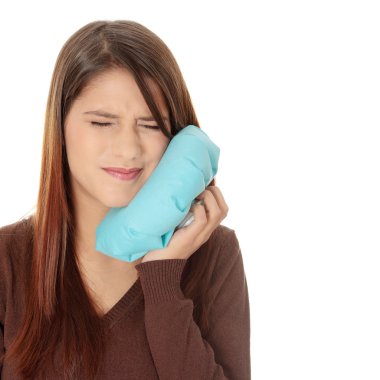 genç kadın acı içinde beyaz izole diş ağrısı geçiriyor
