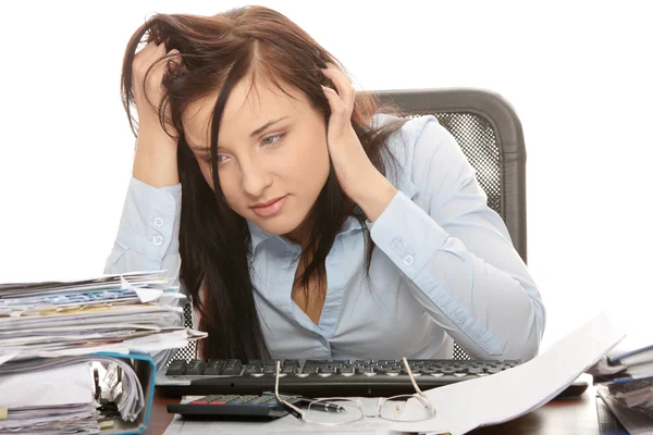 Vyčerpaná žena vyplňování daňových formulářů — Stock fotografie