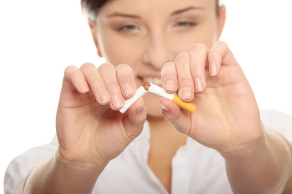 Jovem Mulher Quebrando Cigarro Sobre Fundo Branco — Fotografia de Stock