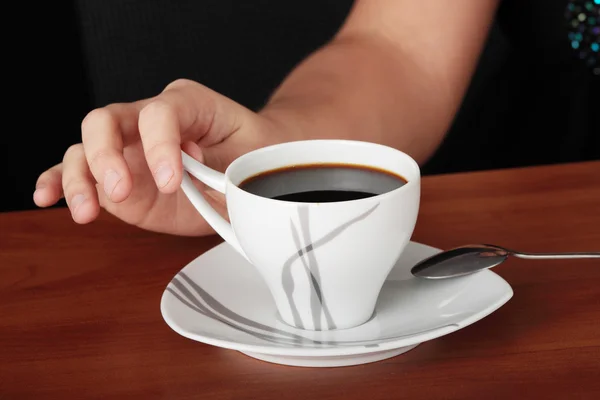 Jovem elegante bebendo café — Fotografia de Stock