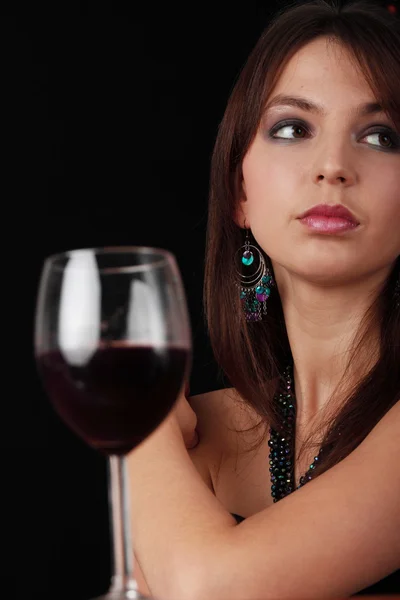 Siyah Arka Plan Üzerine Izole Kırmızı Şarap Ile Genç Kadın — Stok fotoğraf