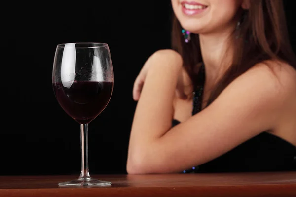 Jovem Com Copo Vinho Tinto Isolada Sobre Fundo Preto — Fotografia de Stock