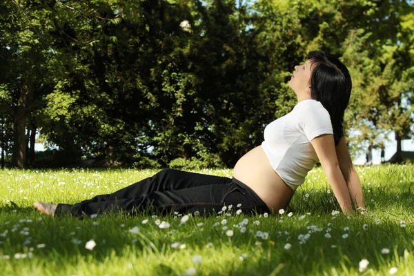 Krásná Těhotná Žena Relaxuje Parku — Stock fotografie