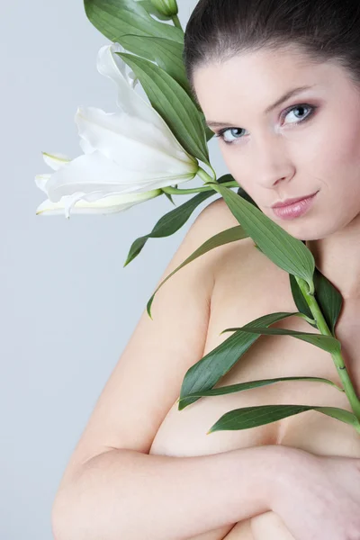 Retrato Mulher Fresca Bonita Com Flor Isolada Branco — Fotografia de Stock