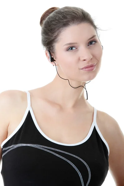 Mulher fitness jovem com fones de ouvido esportivos — Fotografia de Stock