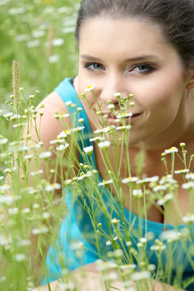 Красива Молода Жінка Розслабляється Траві — стокове фото