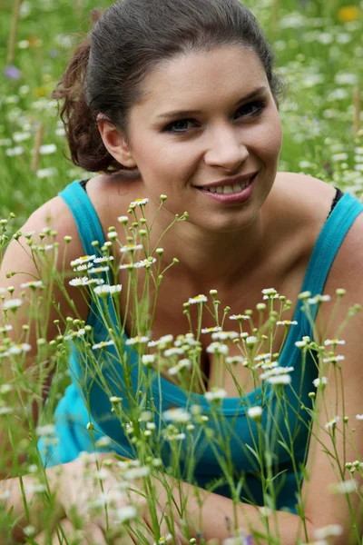 Mooie Jonge Vrouw Ontspannen Het Gras — Stockfoto