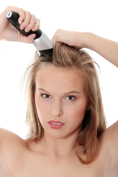 Mladá Teen Žena Řezání Její Dlouhé Hais Zastřihovač Vlasů Izolované — Stock fotografie