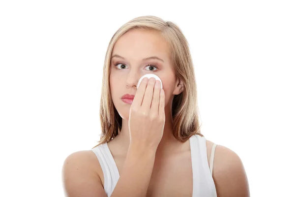 Mulher adolescente removendo maquiagem — Fotografia de Stock