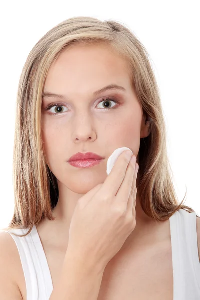 Mulher Adolescente Removendo Maquiagem Com Almofada Limpeza Isolada Branco — Fotografia de Stock