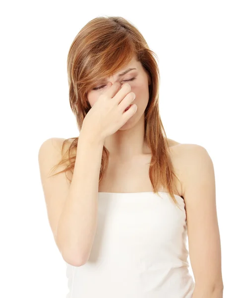 副鼻腔圧痛を持つ若い 代女性 — ストック写真