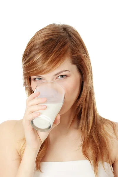 Junge Schöne Teen Frau Trinkt Milch Isoliert Auf Weiß — Stockfoto