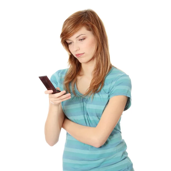 十几岁的女孩使用的手机 — 图库照片
