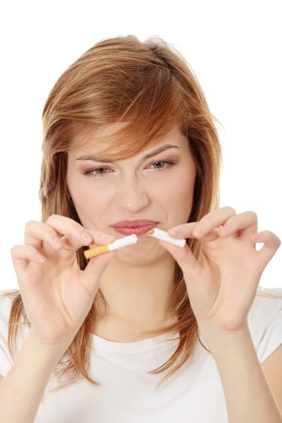 Jonge Vrouw Remmen Sigaret Geïsoleerd Wit — Stockfoto