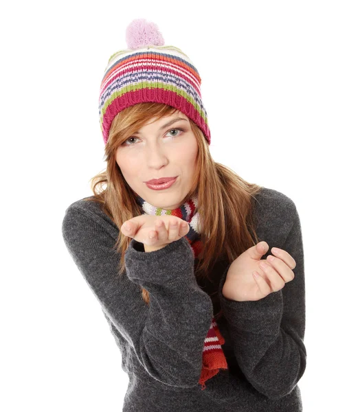 关闭的年轻女子与冬季帽微笑在白色背景上的摄像机 Isoalted — 图库照片