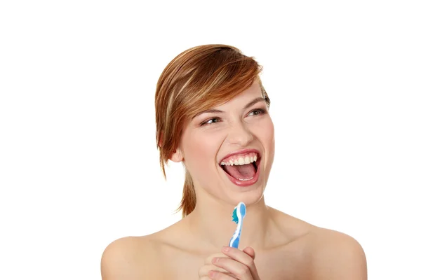 Mooie Jonge Vrouw Zingen Aan Tandenborstel Geïsoleerd Wit — Stockfoto