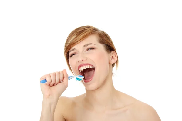 年轻女人在唱歌到牙齿刷 — 图库照片