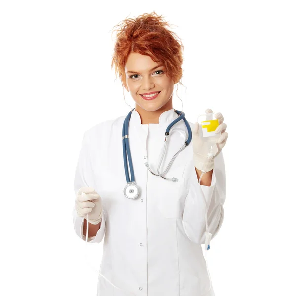 Retrato de uma enfermeira fazendo um gotejamento — Fotografia de Stock