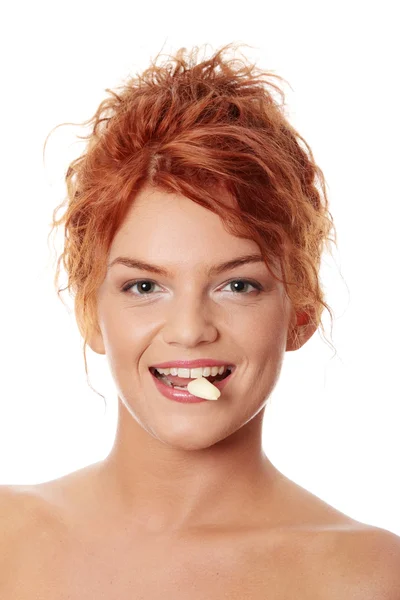 Young Beautiful Woman Eating Garlic Healthy Eating Concept Natural Antibiotic — Stock Photo, Image