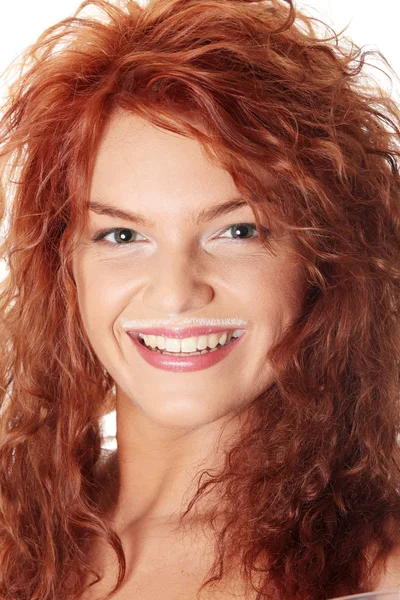 Genç Güzel Kızıl Saçlı Kadın Içme Süt Süt Bıyığı Üzerinde — Stok fotoğraf