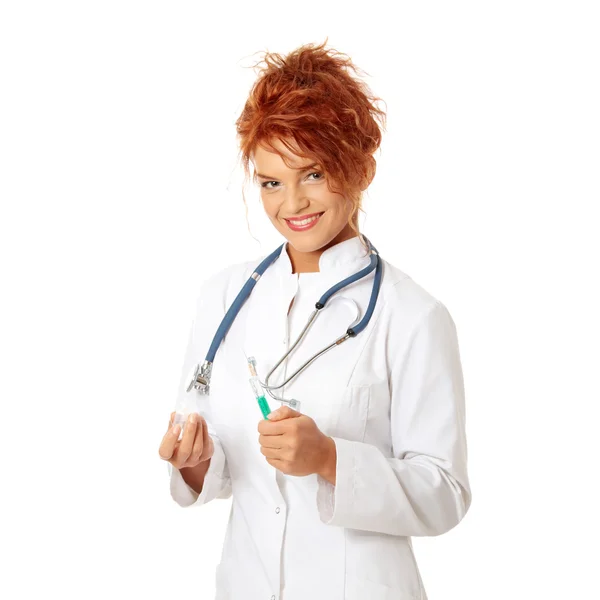 手持注射器的年轻女医生或护士 用白色隔离 — 图库照片