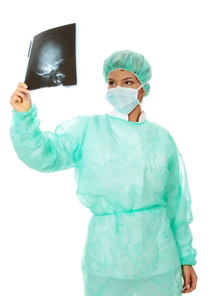 Médica examinando uma varredura de foto de raio-x da cabeça — Fotografia de Stock