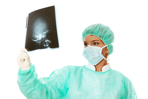 Női orvos megvizsgálja a fej röntgen fénykép szkennelés — Stock Fotó