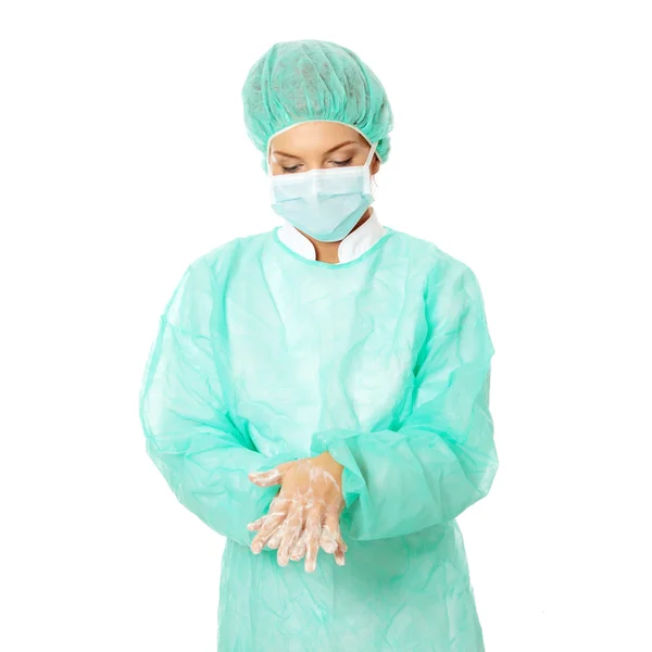 Kvinnliga kirurgen tvätta händerna — Stockfoto