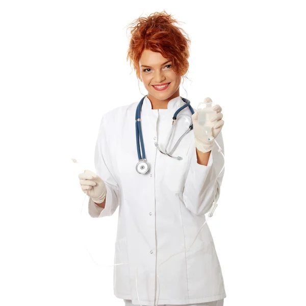 Πορτρέτο Μιας Νοσοκόμας Κάνοντας Μια Σταλαγματιά Απομονωμένα Λευκό — Φωτογραφία Αρχείου