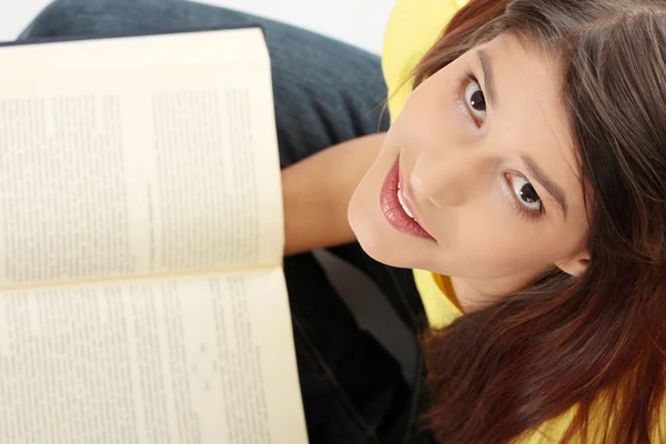 本を読んで 美しい少女は本を読みます — ストック写真