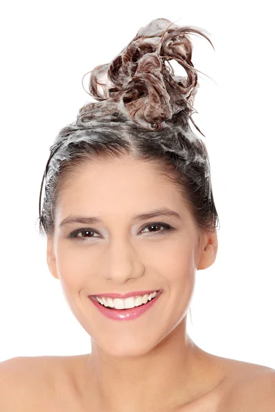 Mooie brunette vrouw inzepen haar hoofd — Stockfoto