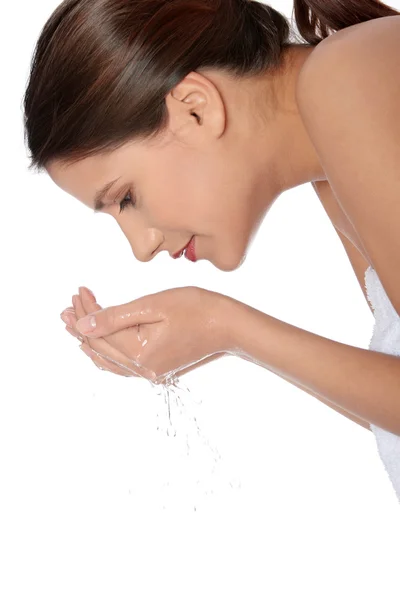 Genç güzel kadın yüzünü yıkama — Stok fotoğraf