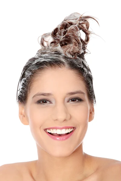 Güzel Genç Esmer Kadının Kafasını Sabunlanırken Çekici Gülümseme Beyaz Arka — Stok fotoğraf