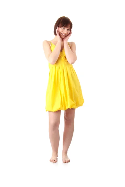 Teen flicka i gul sommarklänning — Stockfoto