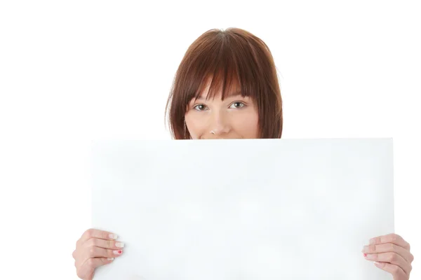 一个年轻漂亮的女人抱着一个空白的迹象 在白色背景上孤立 — 图库照片
