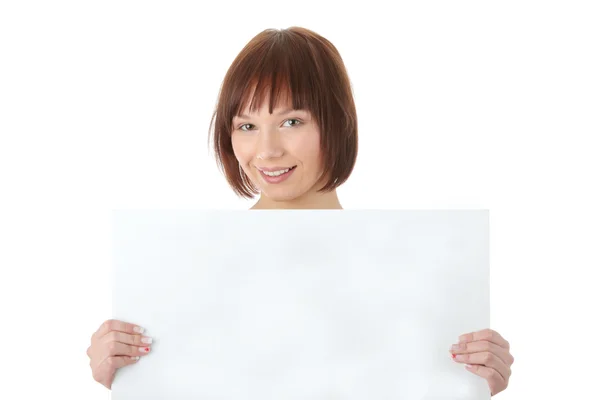 Una joven bonita sosteniendo un cartel en blanco —  Fotos de Stock