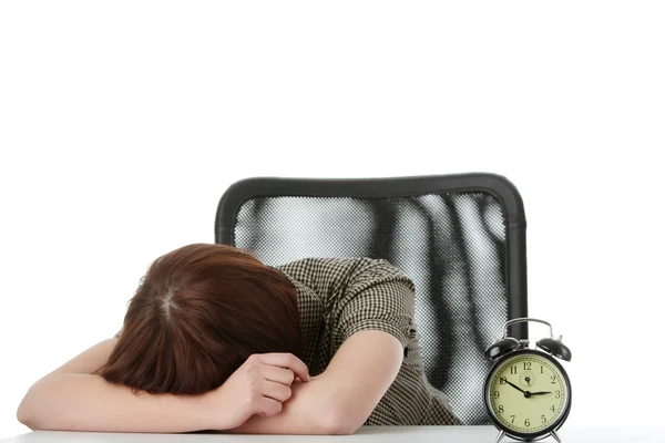 Νεαρή Γυναίκα Κοιμάται Στο Γραφείο Πέρα Από Λευκό Φόντο — Φωτογραφία Αρχείου