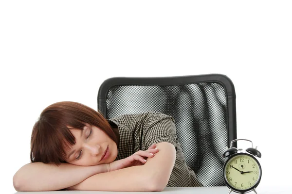 Ung kvinna som sover på skrivbord — Stockfoto
