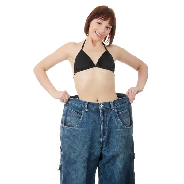 Adolescente mujer mostrando cuánto peso perdió — Foto de Stock