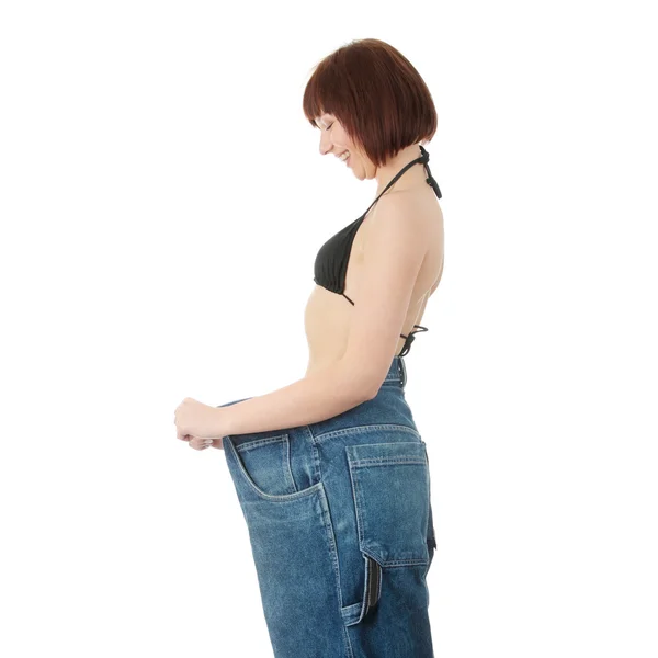 Подростковая женщина показывает, как сильно она похудела — стоковое фото