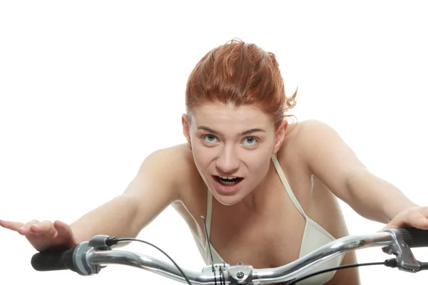 Приваблива руда жінка з велосипедом — стокове фото